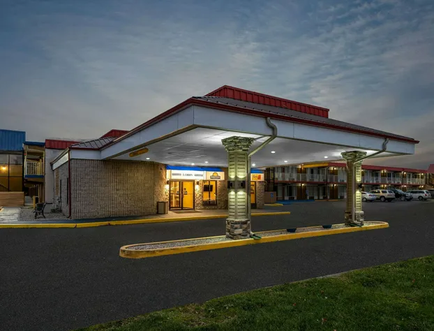 Super 8 by Wyndham Perrysburg/Toledo hotel detail image 2