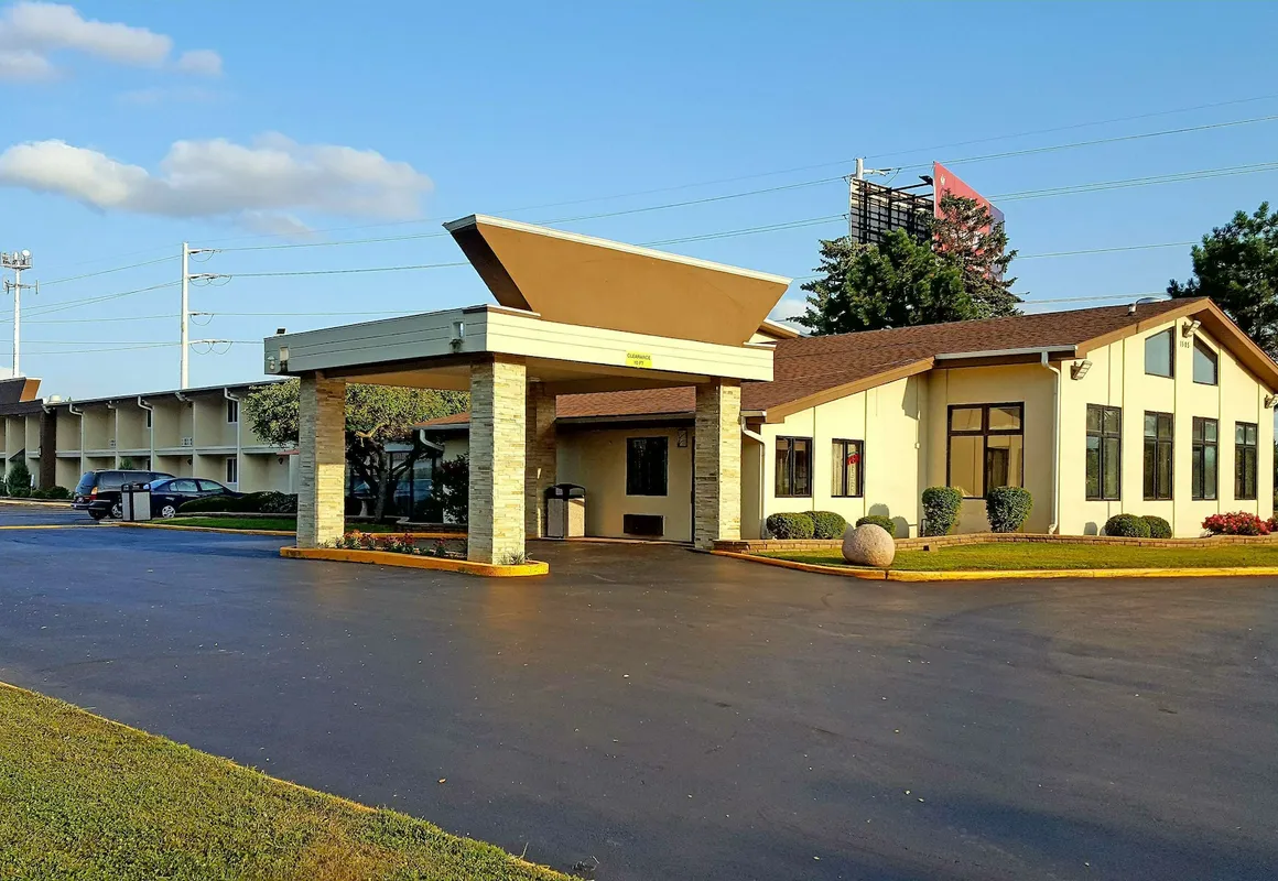 Lexington Inn & Suites NW Chicago Elgin hotel hero