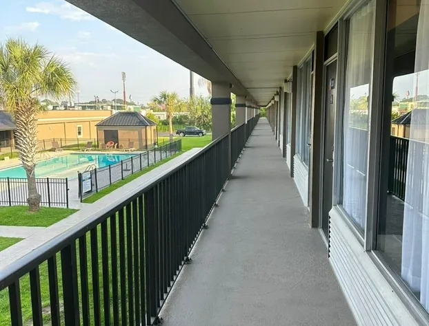 Days Inn & Suites by Wyndham Jennings hotel detail image 1