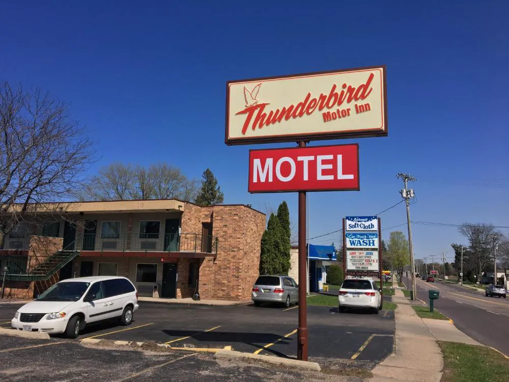 Thunderbird Motor Inn Baraboo hotel hero