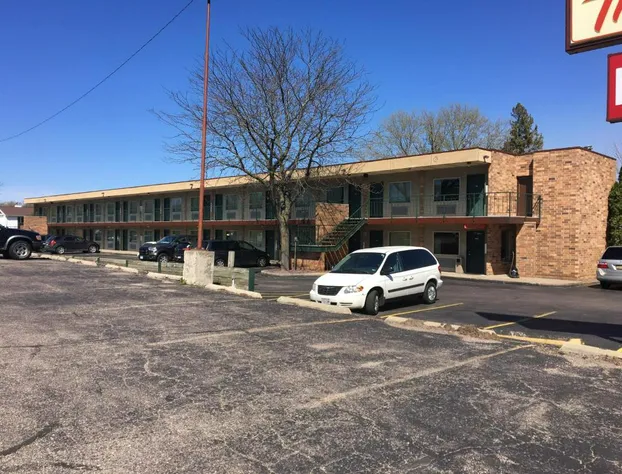 Thunderbird Motor Inn Baraboo hotel detail image 1