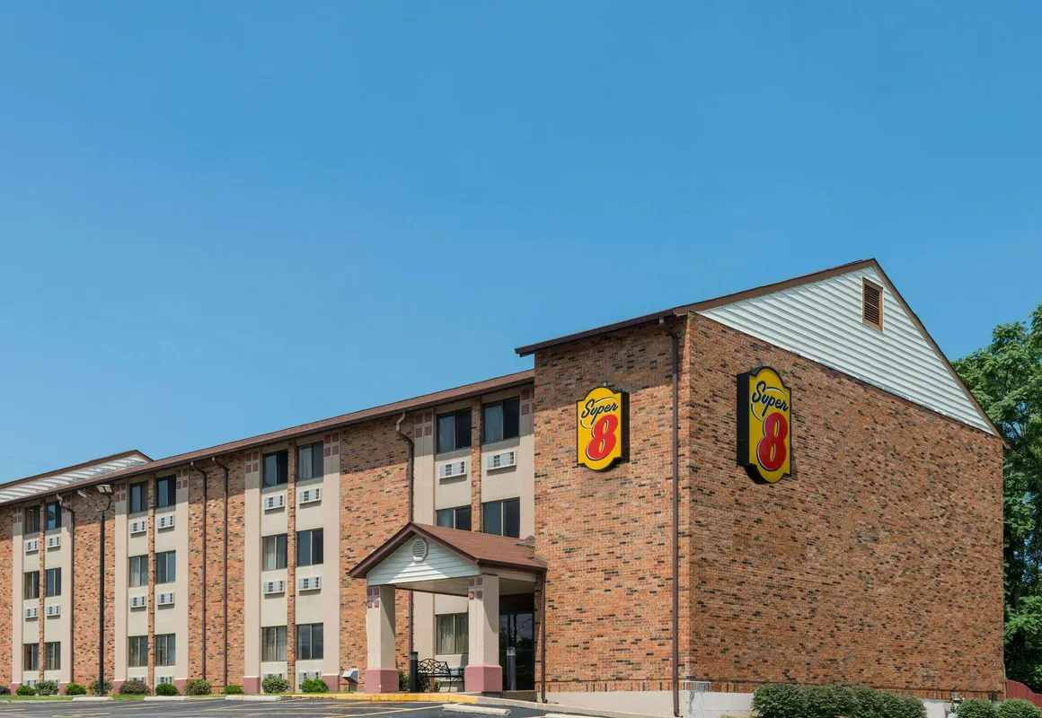 Super 8 by Wyndham St Charles hotel hero