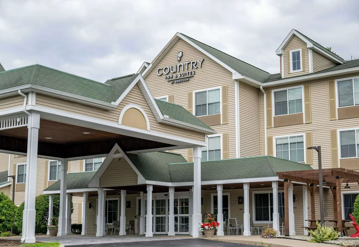 Country Inn & Suites by Radisson, Lake George (Queensbury), NY hotel hero
