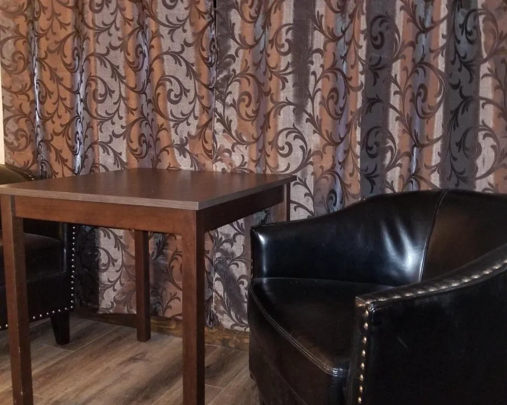 Frontier Lodge hotel hero