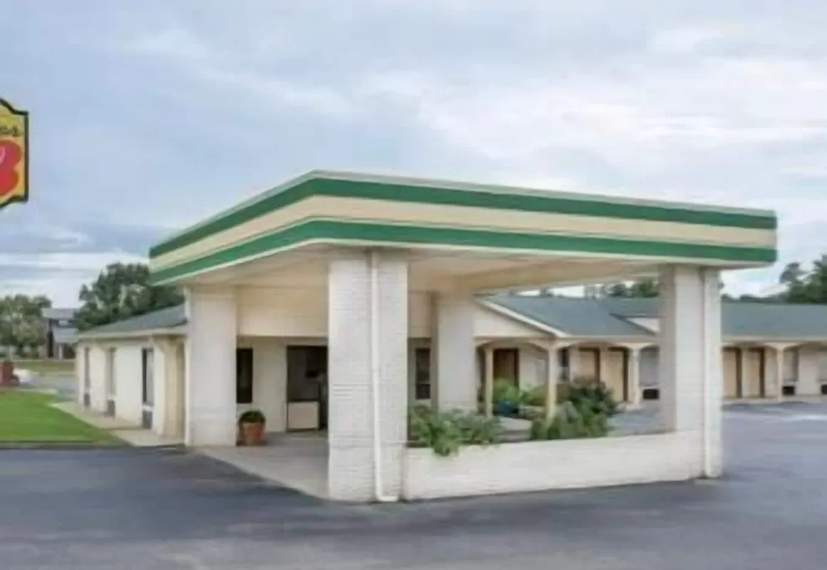 Super 8 by Wyndham Sumter hotel hero