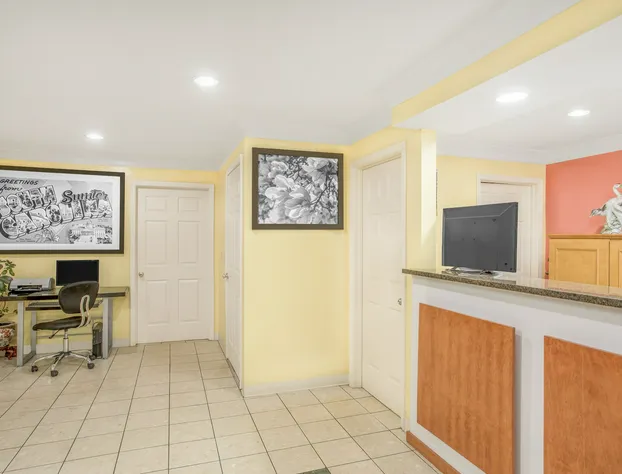 Super 8 by Wyndham Sumter hotel detail image 2