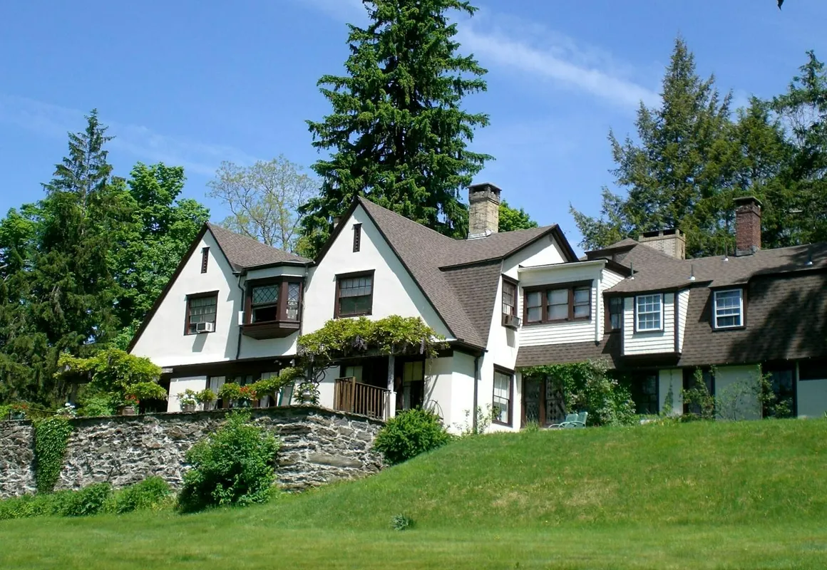 Whistler's Inn Bed & Breakfast hotel hero