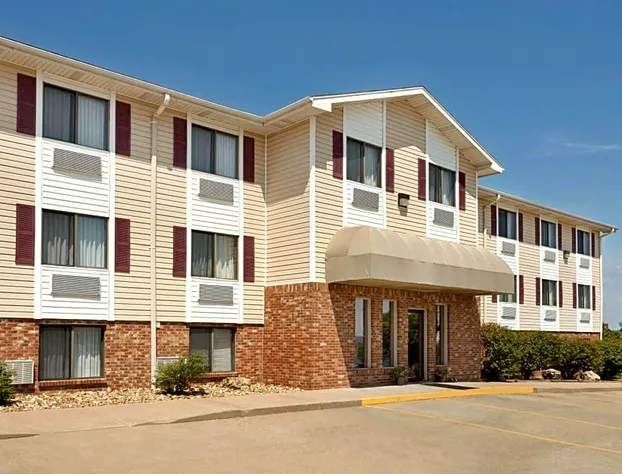 Travelodge by Wyndham Jefferson City hotel detail image 1