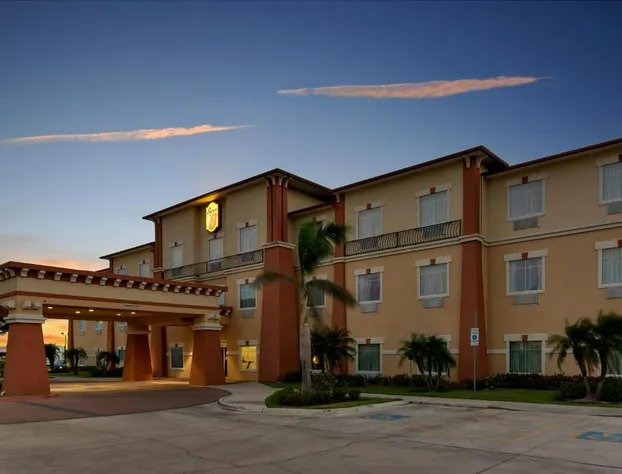 Super 8 by Wyndham Hidalgo/McAllen Area hotel detail image 2