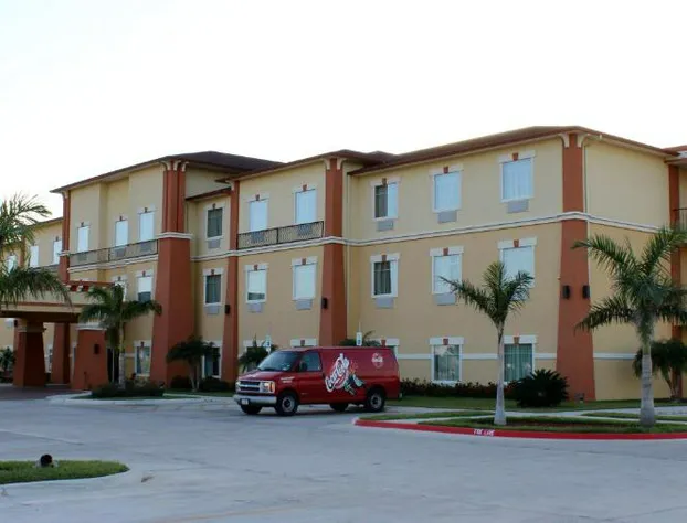 Super 8 by Wyndham Hidalgo/McAllen Area hotel detail image 4