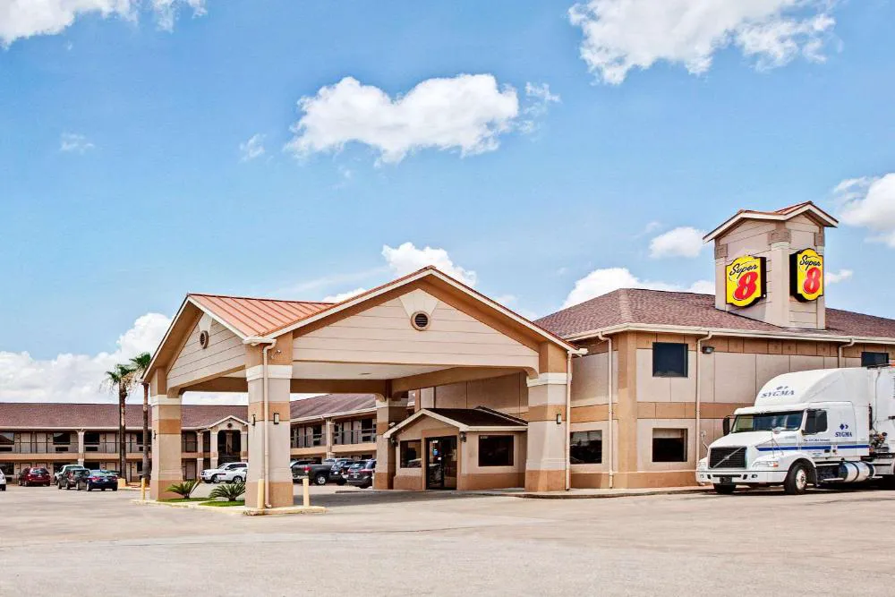 Super 8 by Wyndham Baytown / I-10 hotel hero