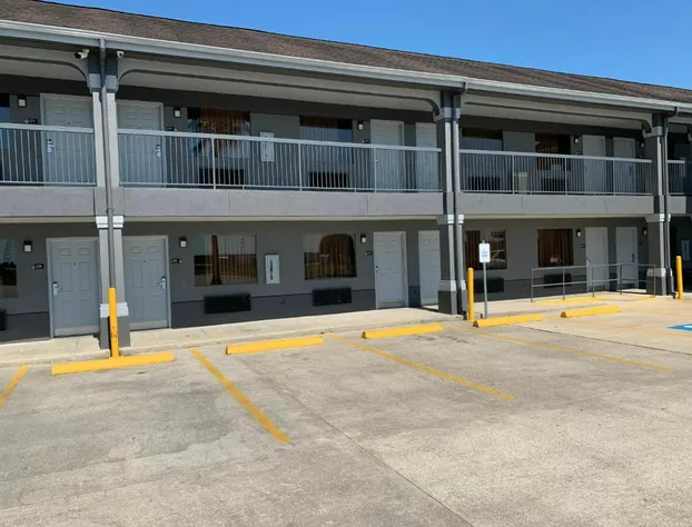 Super 8 by Wyndham Baytown / I-10 hotel detail image 2