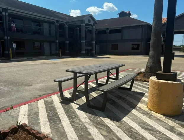 Super 8 by Wyndham Baytown / I-10 hotel detail image 3