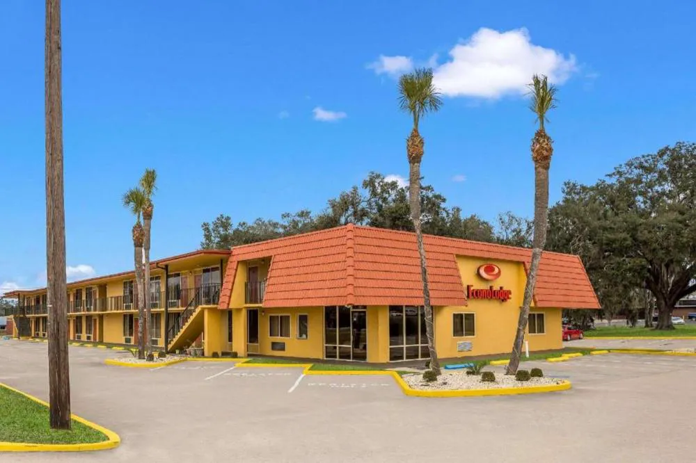 Econo Lodge Live Oak hotel hero