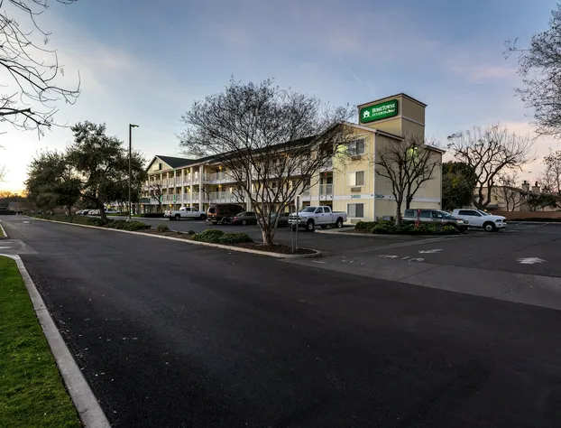 HomeTowne Studios by Red Roof Fresno - West hotel detail image 3