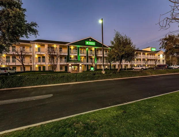 HomeTowne Studios by Red Roof Fresno - West hotel detail image 4