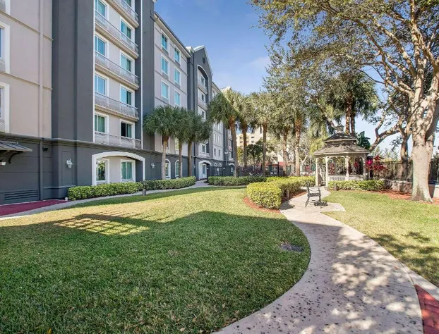 La Quinta Inn & Suites by Wyndham Ft. Lauderdale Airport hotel detail image 1