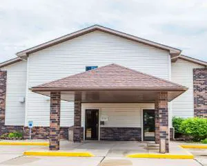 Quality Inn Galesburg near US Highway 34 and I-74 hotel detail image 1