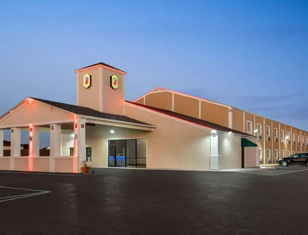 Super 8 by Wyndham Gainesville TX hotel detail image 1