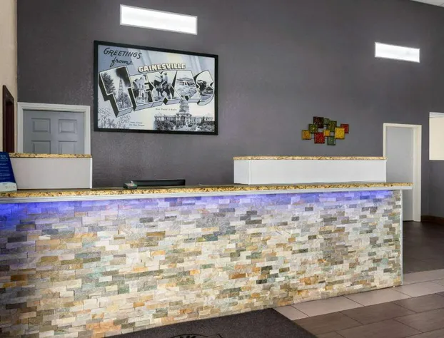 Super 8 by Wyndham Gainesville TX hotel detail image 2