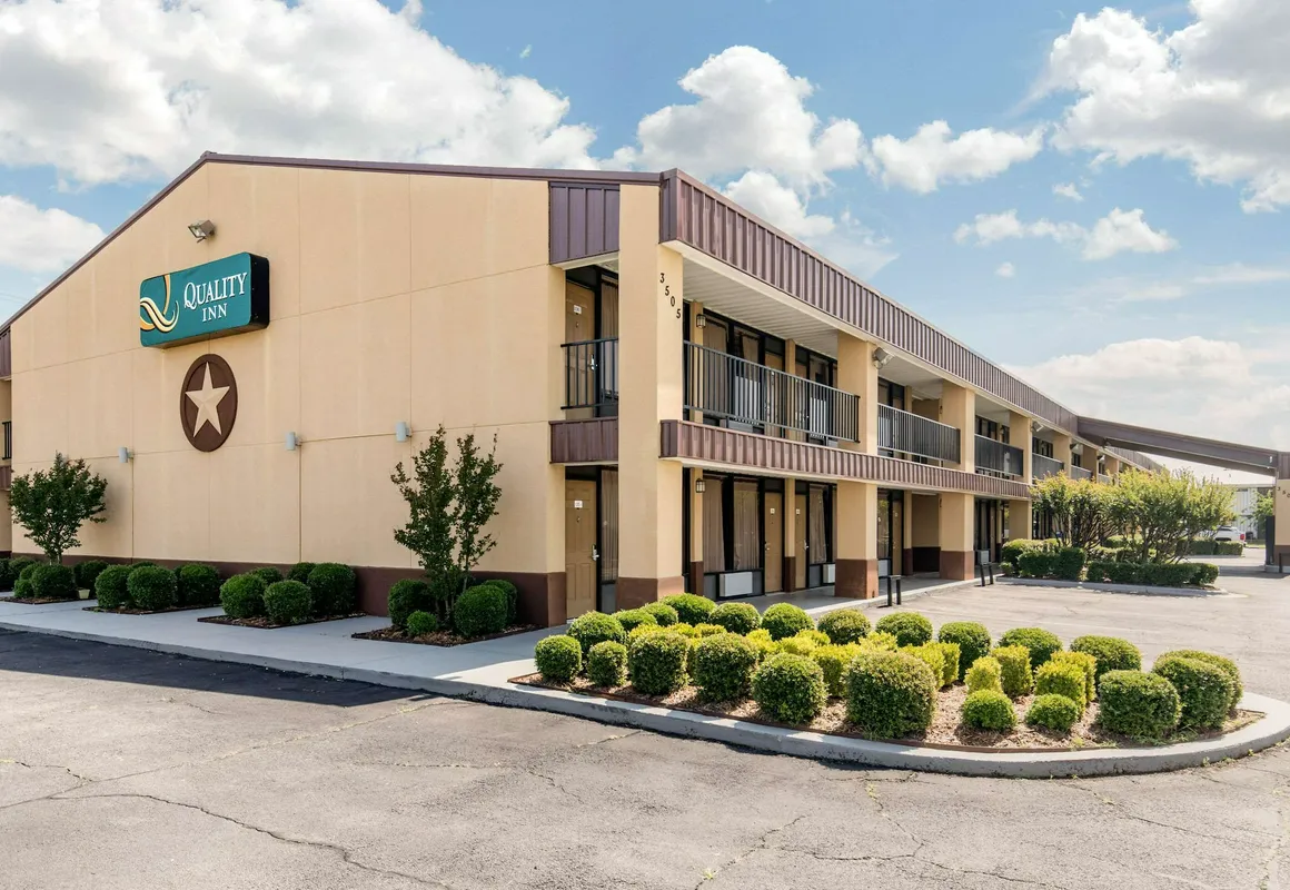 Quality Inn Paris hotel hero