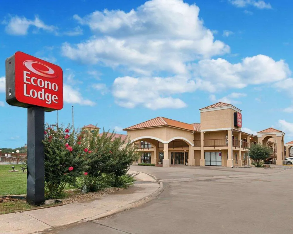 Econo Lodge Hillsboro I-35 hotel hero