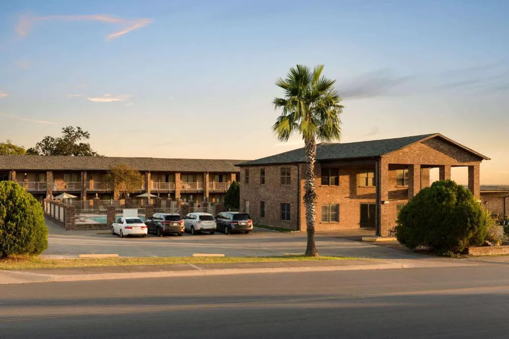 Super 8 by Wyndham Universal City hotel hero