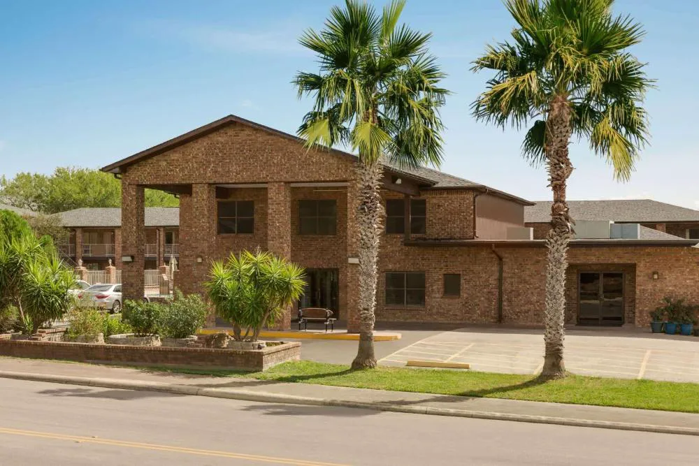 Super 8 by Wyndham Universal City hotel hero