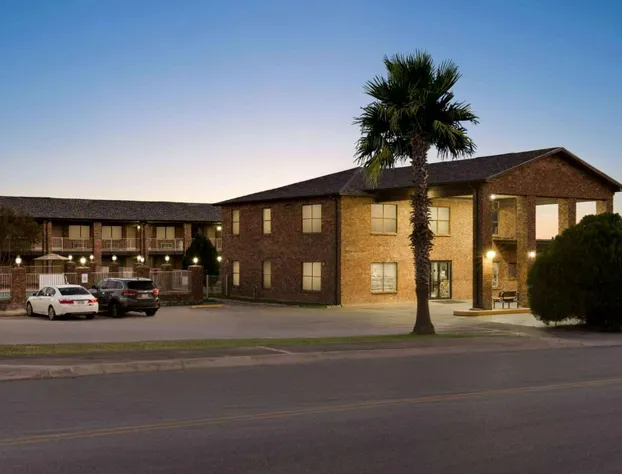 Super 8 by Wyndham Universal City hotel detail image 2