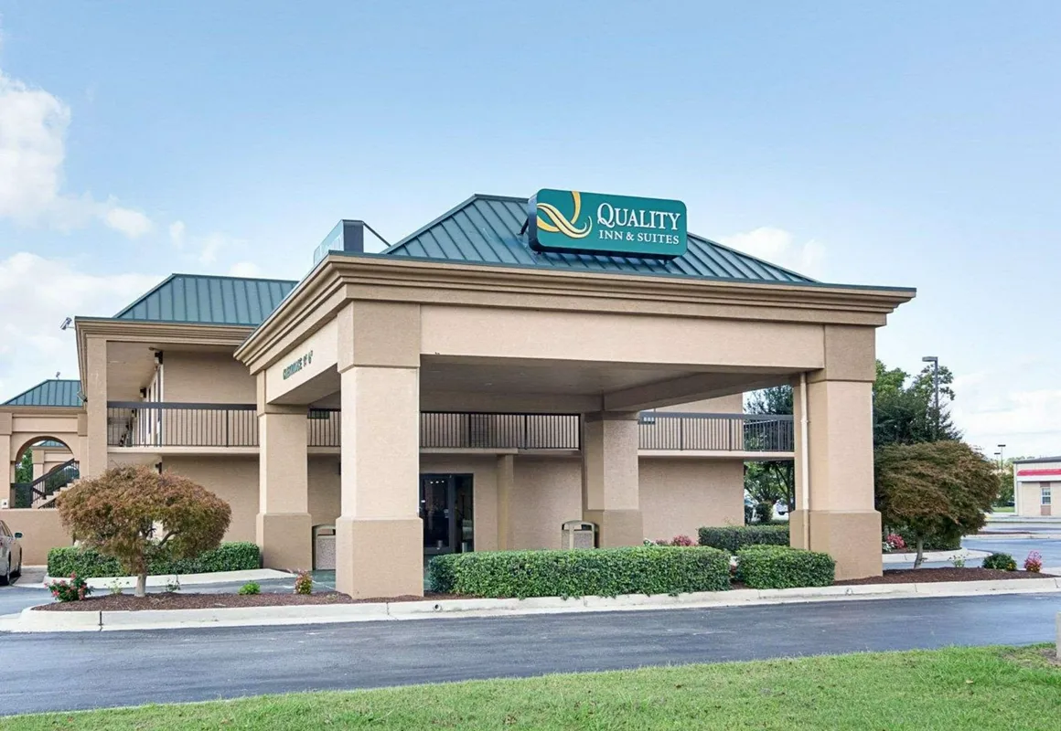 Quality Inn & Suites Franklin hotel hero