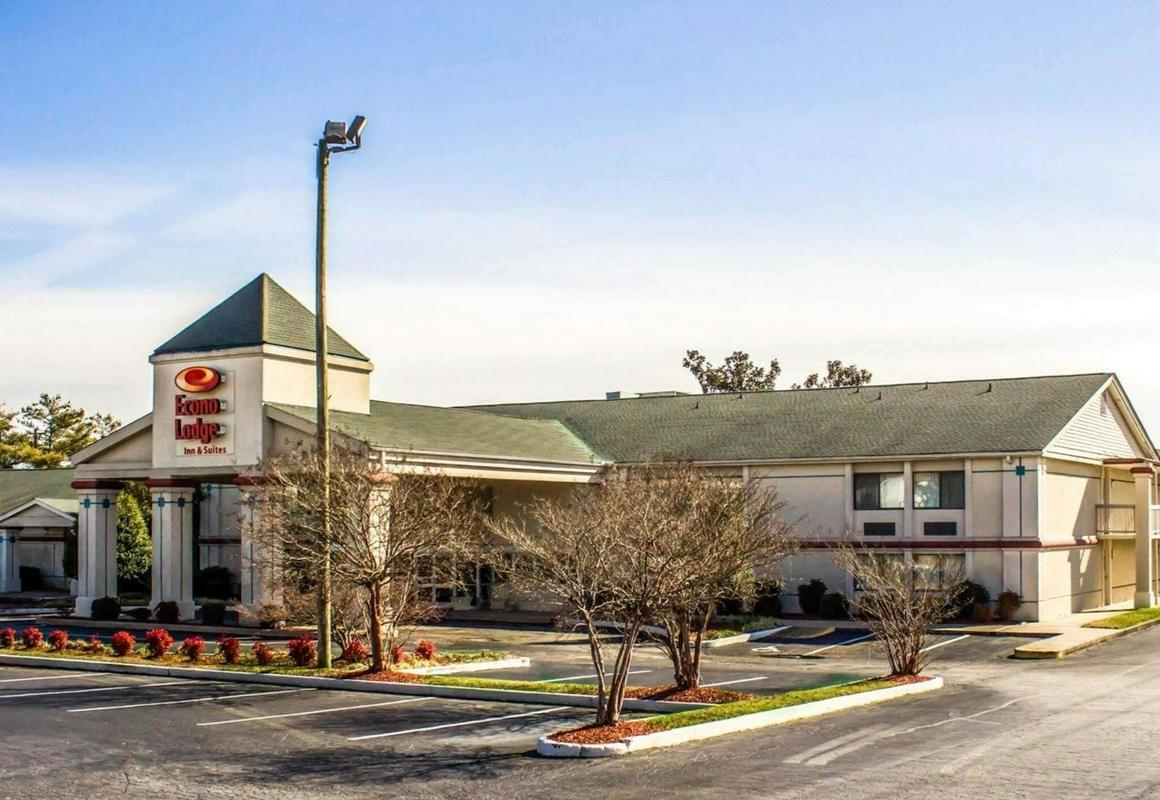 Econo Lodge and Suites hotel hero