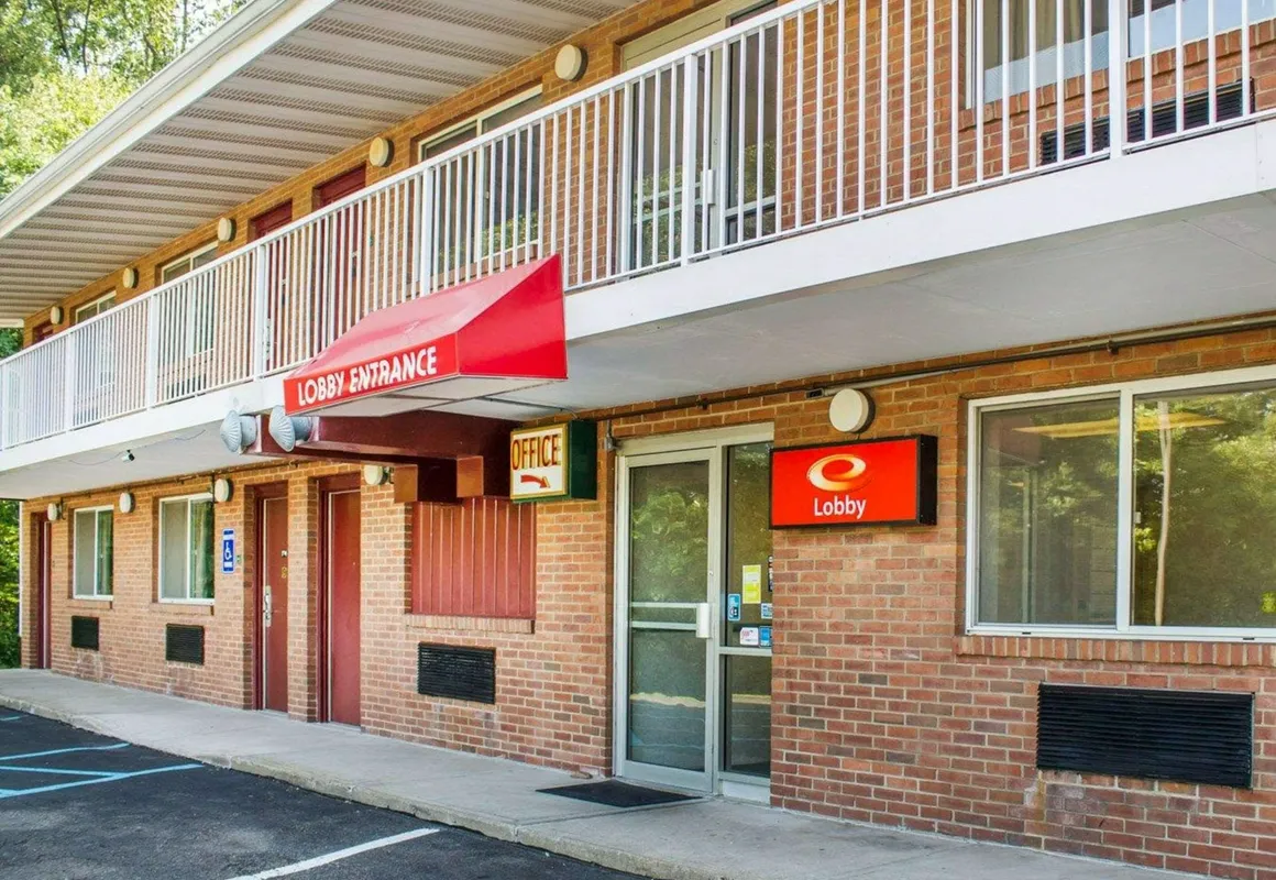 Econo Lodge Drums hotel hero