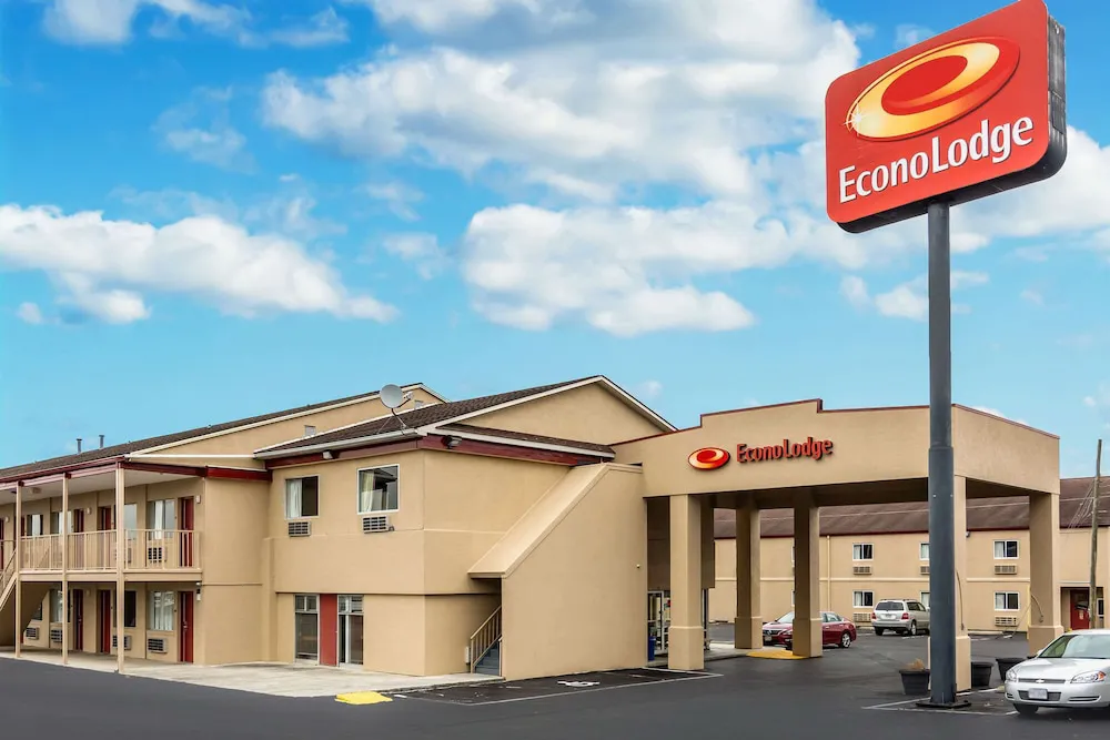 Econo Lodge East Staunton hotel hero