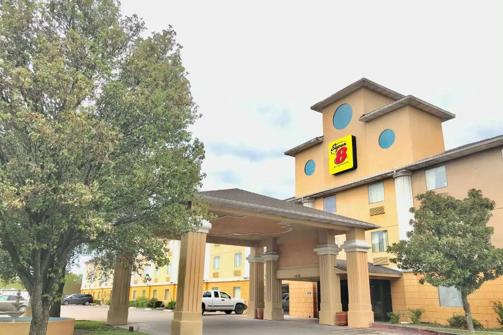 Super 8 by Wyndham Temple I-35 hotel hero