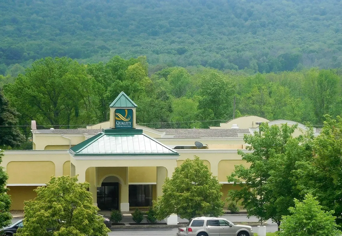Quality Inn & Suites hotel hero