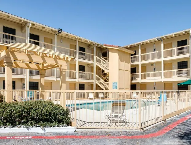 Studio 6 Fort Worth, TX - West Medical Center hotel detail image 1