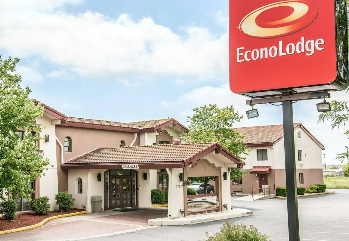 Econo Lodge hotel hero