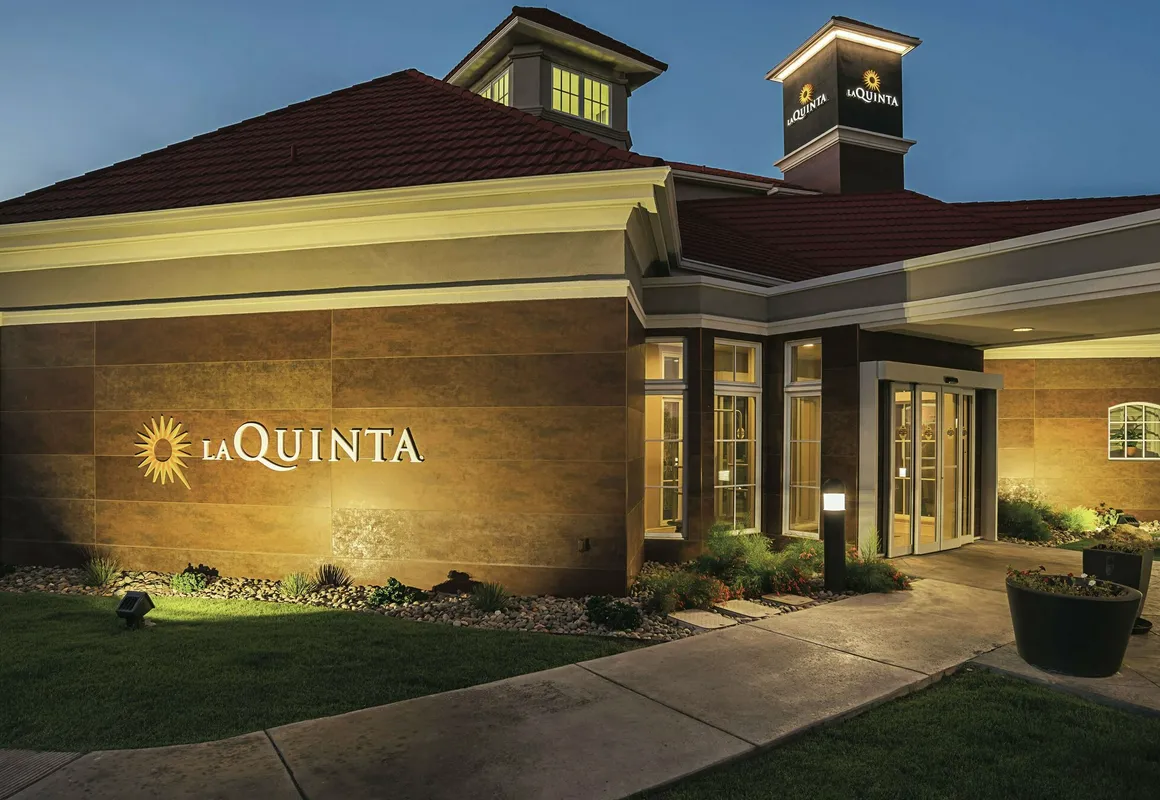 La Quinta Inn & Suites by Wyndham Phoenix Chandler hotel hero