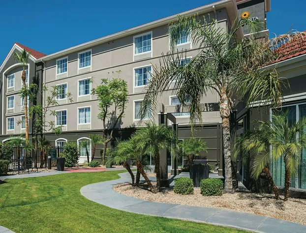 La Quinta Inn & Suites by Wyndham Phoenix Chandler hotel detail image 2