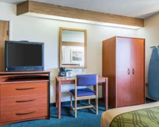 Econo Lodge North Academy hotel detail image 4