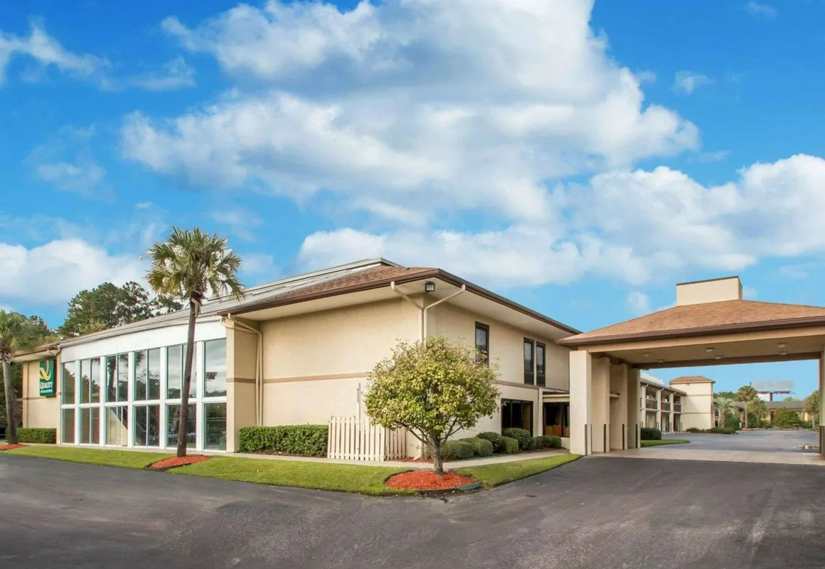 Quality Inn & Suites Ridgeland hotel hero
