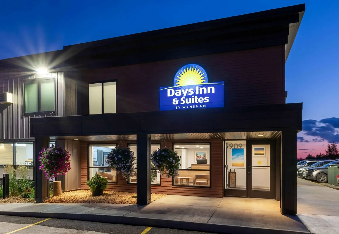 Days Inn & Suites by Wyndham Duluth by the Mall hotel hero