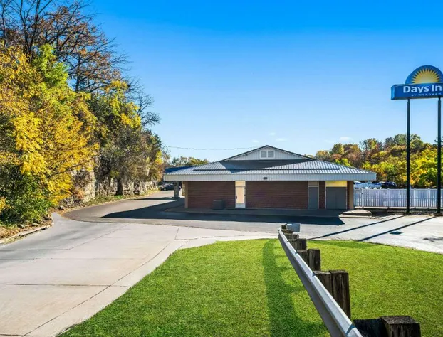 Days Inn by Wyndham Dubuque hotel detail image 1