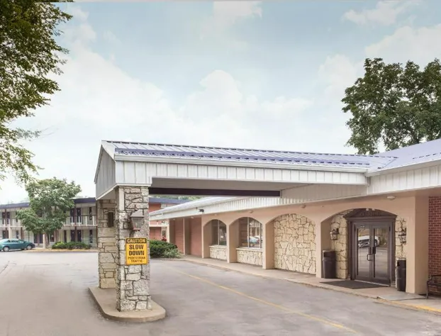 Days Inn by Wyndham Dubuque hotel detail image 3