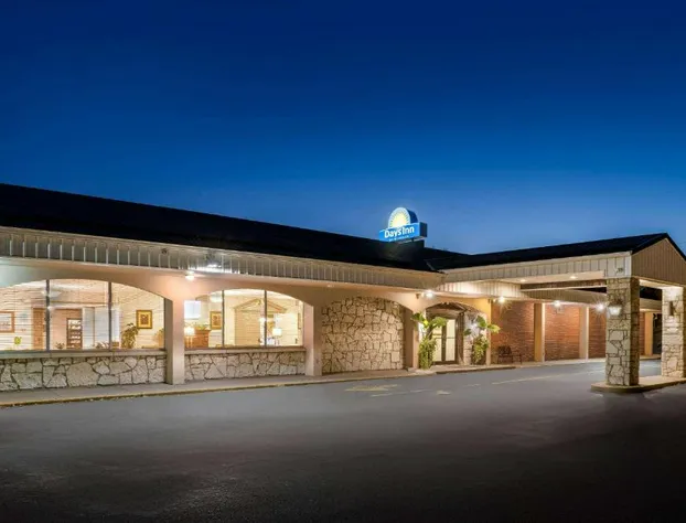 Days Inn by Wyndham Dubuque hotel detail image 4