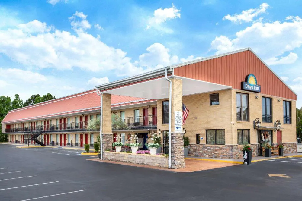 Days Inn by Wyndham Lake City hotel hero