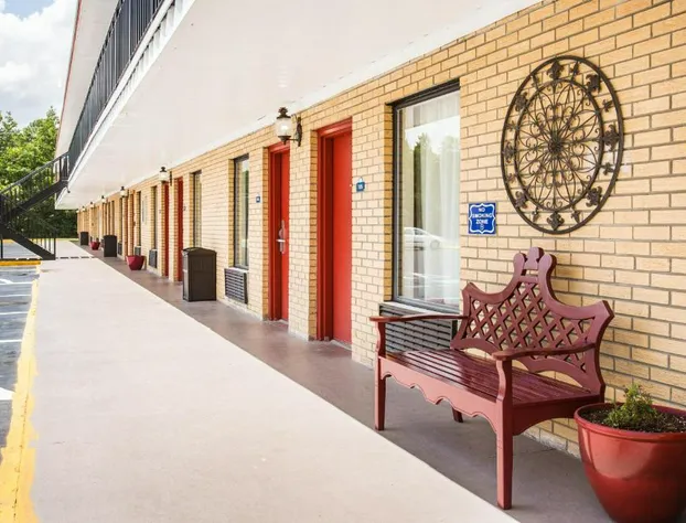 Days Inn by Wyndham Lake City hotel detail image 3