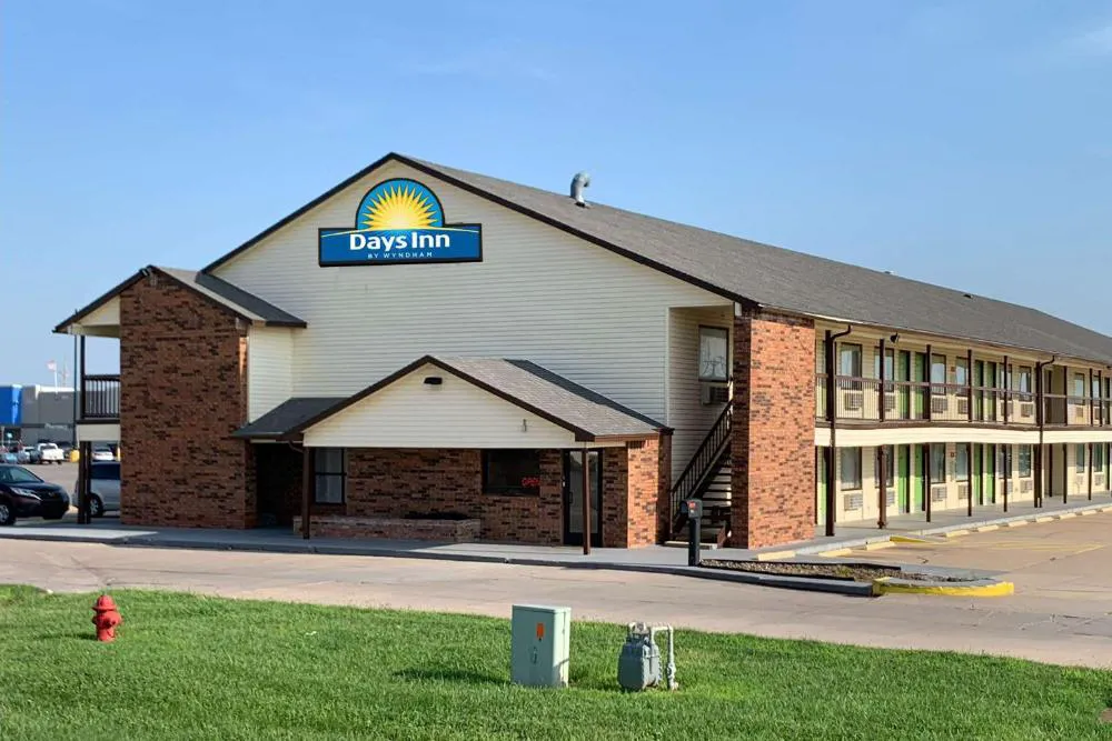 Days Inn by Wyndham Pratt hotel hero