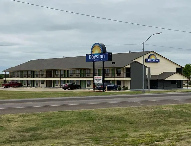 Days Inn by Wyndham Pratt hotel detail image 1