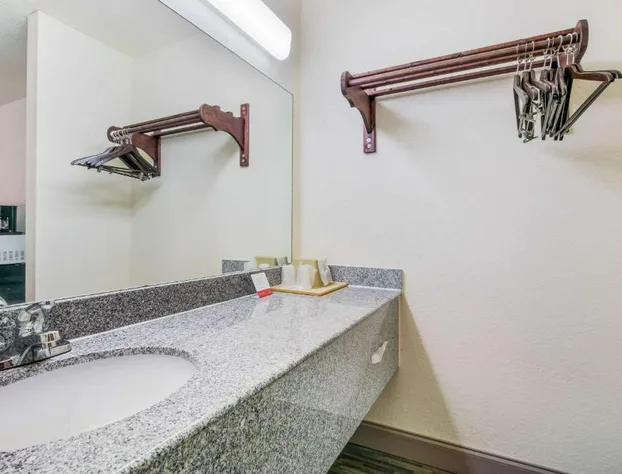 Econo Lodge & Suites Brinkley hotel detail image 4